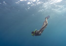 Foto van een persoon die snorkelt in de zee tijdens de Boottocht bij Zonsondergang naar Macari met snorkelen met San Vito Sea & Sub Service.
