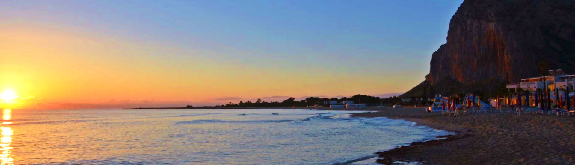 Photo de la baie de Macari au coucher du soleil prise depuis un bateau de San Vito Sea & Sub Service lors de la balade privée en bateau au coucher du soleil à Macari avec snorkeling.