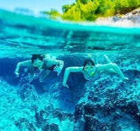 Photo de personnes faisant du snorkeling pendant la Balade en bateau de Dubrovnik à Sunj, Koločep & les Grottes bleues avec Dubrovnik Islands Tours.