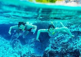 Immagine di persone che fanno snorkeling durante la gita in barca a Sunj, Kolocep e le grotte blu con Dubrovnik Islands Tours.