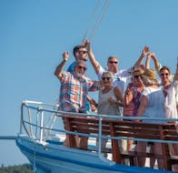 Photo d'un groupe de personnes saluant et riant sur le bateau pendant la balade avec Dubrovnik Islands Tours.