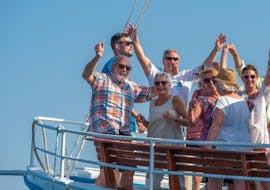 Foto van een groep mensen die zwaaien en lachen op de boot tijdens de tour met Dubrovnik Islands Tours.