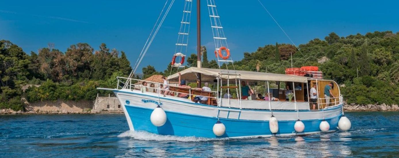 Imagen del barco de Dubrovnik Islands Tours durante el viaje en barco a las islas Elaphiti, desde Dubrovnik.