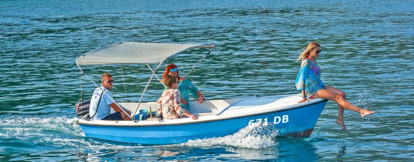 Immagine di una famiglia durante una gita privata in barca con Dubrovnik Islands Tours.