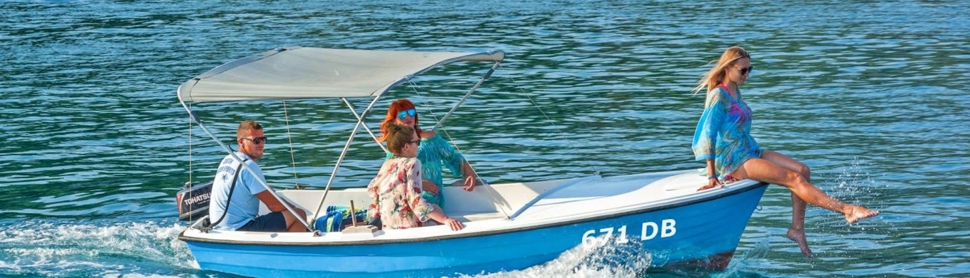 Imagen de una familia en un tour privado en barco con Dubrovnik Islands Tours.