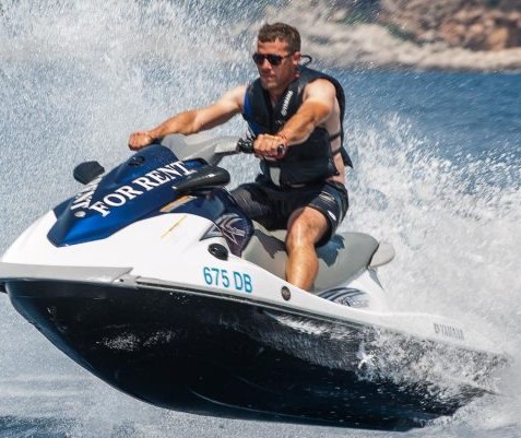 Bild eines Mannes, der mit einem von Dubrovnik Islands Tours gemieteten Jetski über das Wasser fliegt.