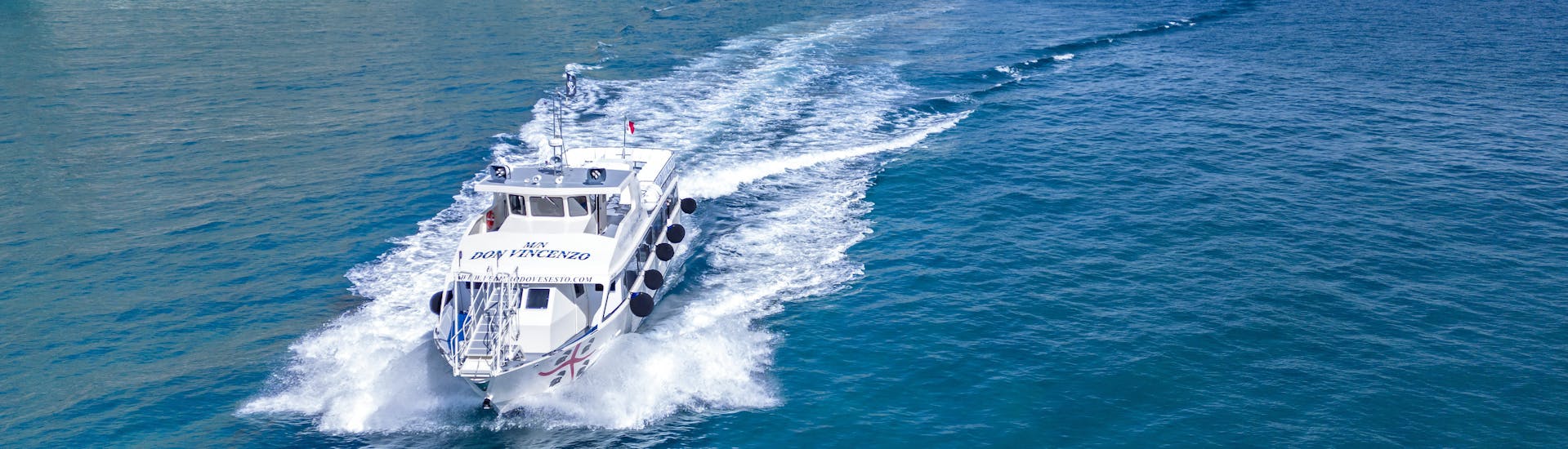 Le bateau navigue dans le golfe pendant l'excursion en bateau dans le golfe d'Orosei avec Dovesesto Cala Gonone.
