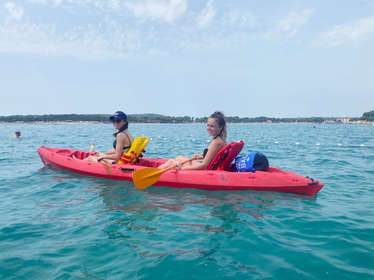 Due persone su un kayak durante il tour in kayak alle isole di Bodulaš e Ceja da Medolino con Acqua Life Medulin.