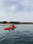 Twee mensen op een kajak met zwemvest tijdens de zeekajaktocht naar Bodulaš en Ceja vanuit Medulin met Acqua Life Medulin.