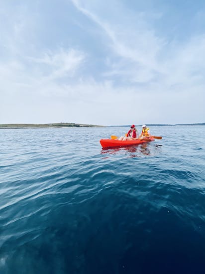 Due persone su un kayak durante il tour in kayak alle isole di Bodulaš e Levan con pranzo con Acqua Life Medulin.