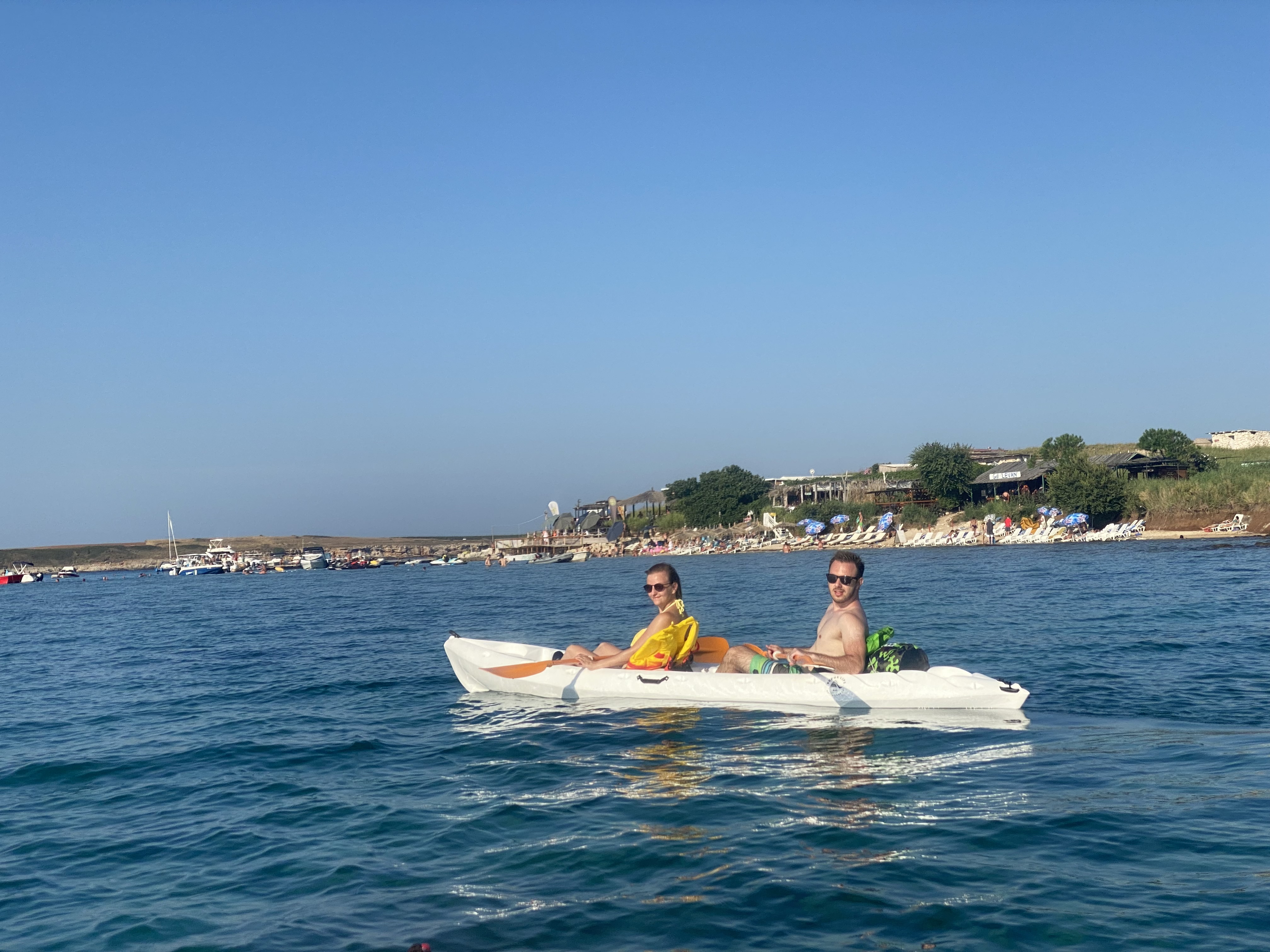 Two people kayaking during the tour to Bodulaš and Levan from Medulin with lunch with Acqua Life Medulin.