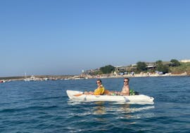 Dos personas en kayak durante la excursión a Bodulaš y Levan desde Medulin, con almuerzo, con Acqua Life Medulin.