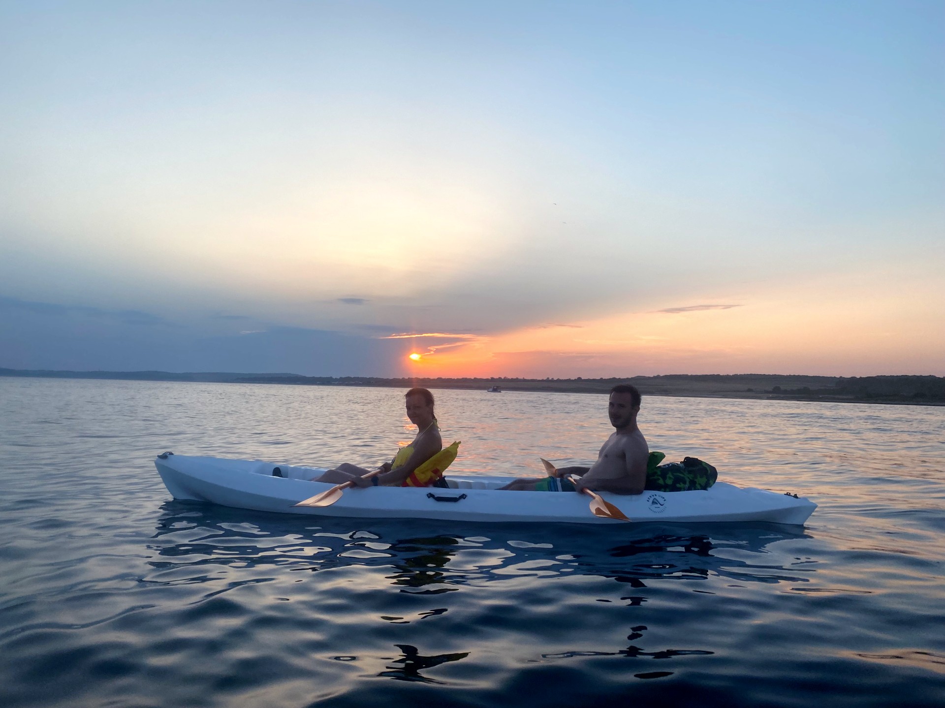 Deux personnes sur un kayak pendant la balade en kayak au coucher du soleil à Levan depuis Medulin avec Acqua Life Medulin.