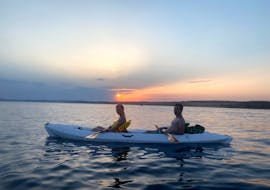 Deux personnes sur un kayak pendant la balade en kayak au coucher du soleil à Levan depuis Medulin avec Acqua Life Medulin.
