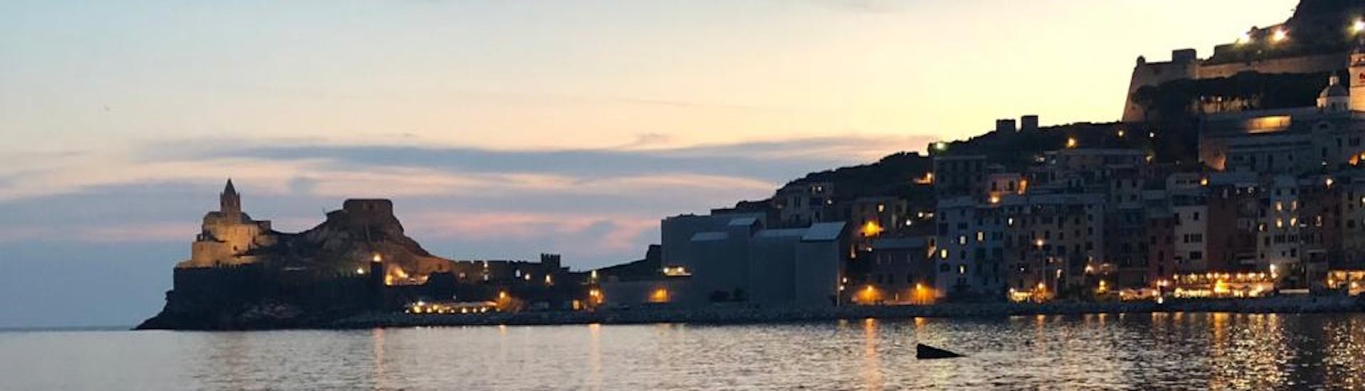 Vue de Porto Venere pendant la balade en bateau au coucher du soleil à Porto Venere avec apéritif avec Nautical Rent Boat Tour Porto Venere.