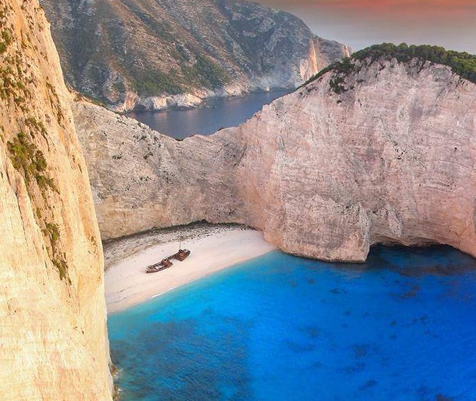 Immagine della spiaggia di Navagio e del relitto, visitata con Best of Zante Boats.