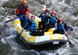A group of friends having fun while practising Rafting on the Ebro River from Las Rozas de Valdearroyo with Cantabria Activa.