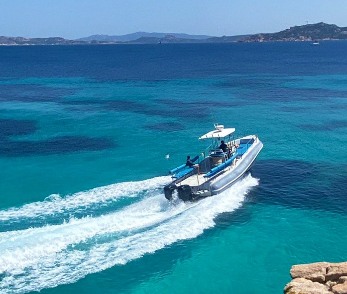Photo de notre bateau filant sur l'eau lors d'une Balade en bateau de Santa Teresa di Gallura à La Maddalena avec Estasi Escursioni Santa Teresa di Gallura.
