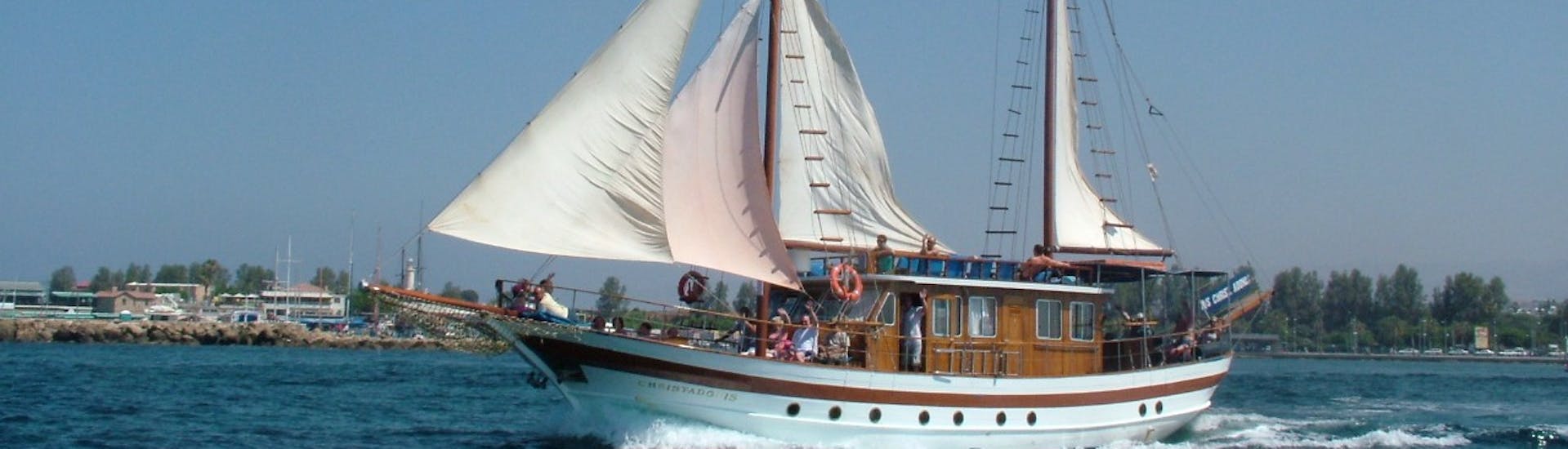 Photo prise pendant la balade en bateau à voile de Paphos vers la côte ouest de Chypre avec Venus Sea Cruises.