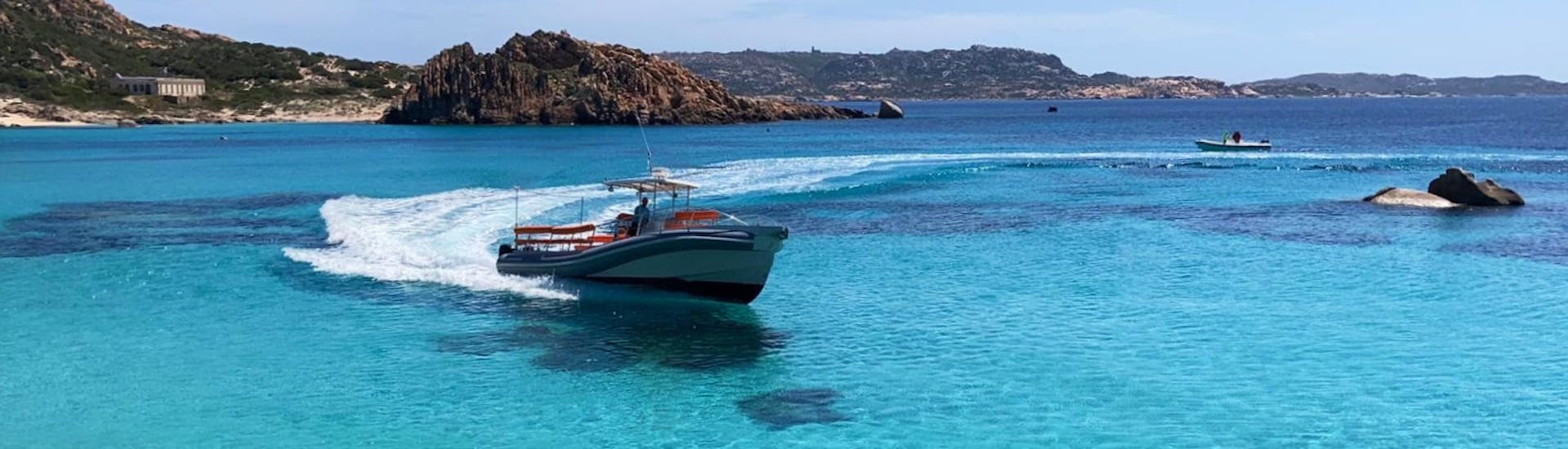 Eines unserer Boote navigiert im Süden Sardiniens während der RIB-Bootstour von Santa Teresa di Gallura nach Korsika mit Estasi Escursioni Santa Teresa di Gallura.