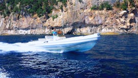 Bild eines RIB-Bootes von East Coast Sardinia Excursion während der RIB-Bootstour zum Golf von Orosei.