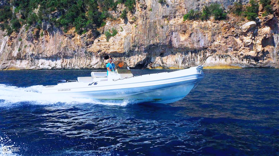 Foto di un gommone di East Coast Sardinia Excursion durante la Gita in gommone al Golfo di Orosei.