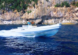 Photo d'un bateau semi-rigide de East Coast Sardinia Excursion pendant la Balade en bateau semi-rigide dans le golfe d'Orosei.