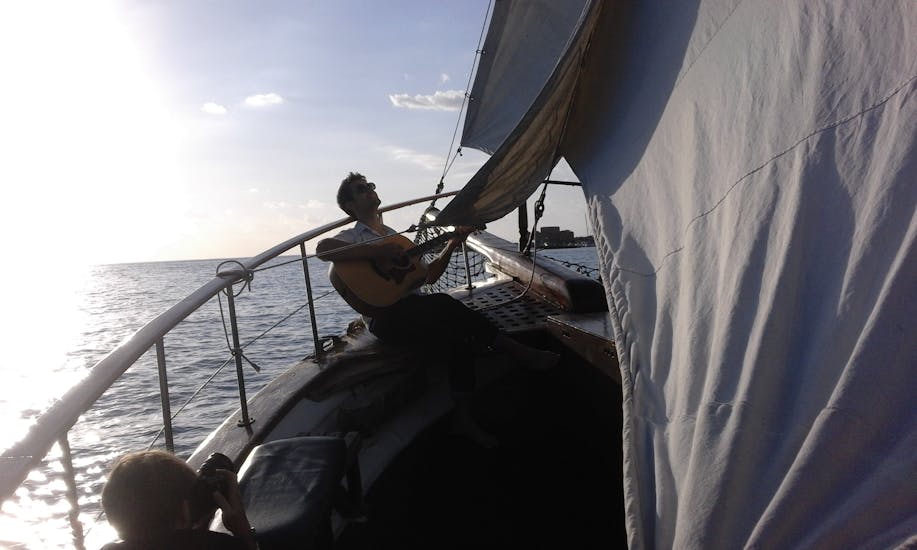 Gita in barca a vela da Pafo a Pafo con bagno in mare e tramonto.