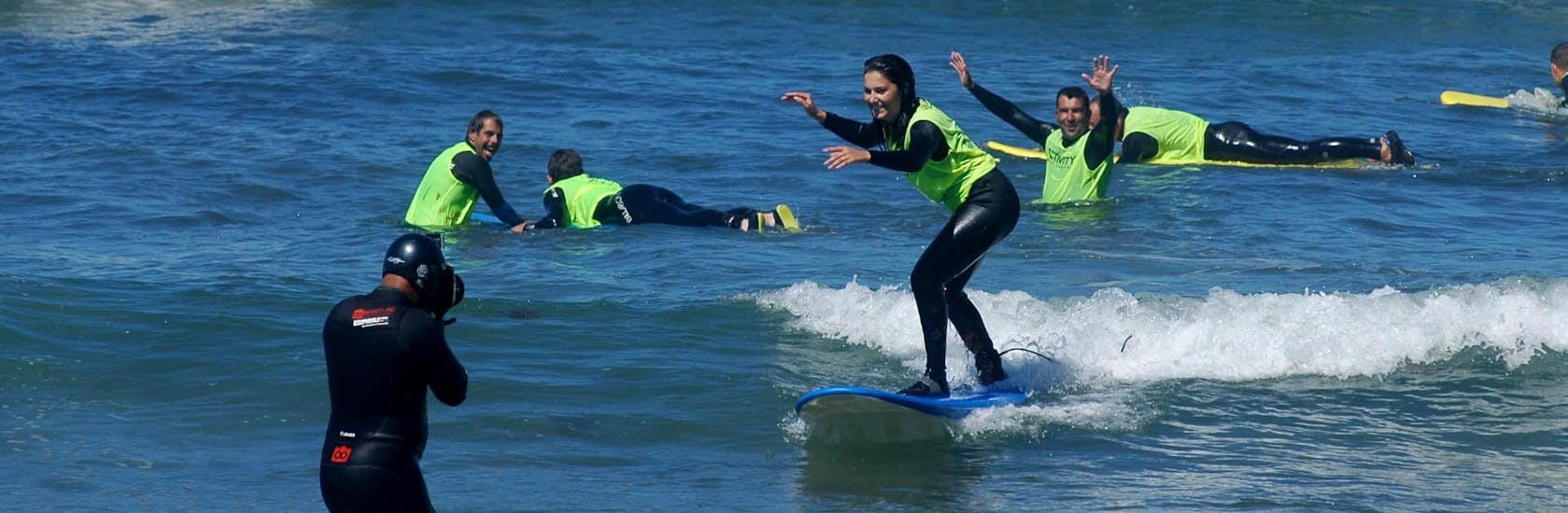 Personas practicando en el mar durante las Clases de Surf (a partir de 12 años) para Todos los Niveles en Ericeira con Activity Surf Center.