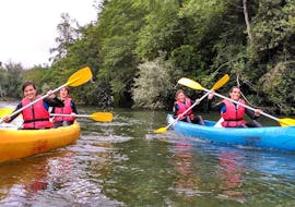 Un grupo de amigos en el río mientras hacían piragüismo en el río Deva desde Pesues con Cantabria Activa.