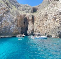Unser Boot nähert sich einer der vielen schönen Grotten, die Ihr während der Bootstour zu den Grotten von Santa Maria di Leuca mit Mittagessen mit Leuca Due Mari bewundern könnt.