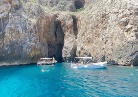 Onze boot nadert een van de vele prachtige grotten die je kunt bewonderen tijdens de Boottocht naar de Grotten van Santa Maria di Leuca met Lunch met Leuca Due Mari.