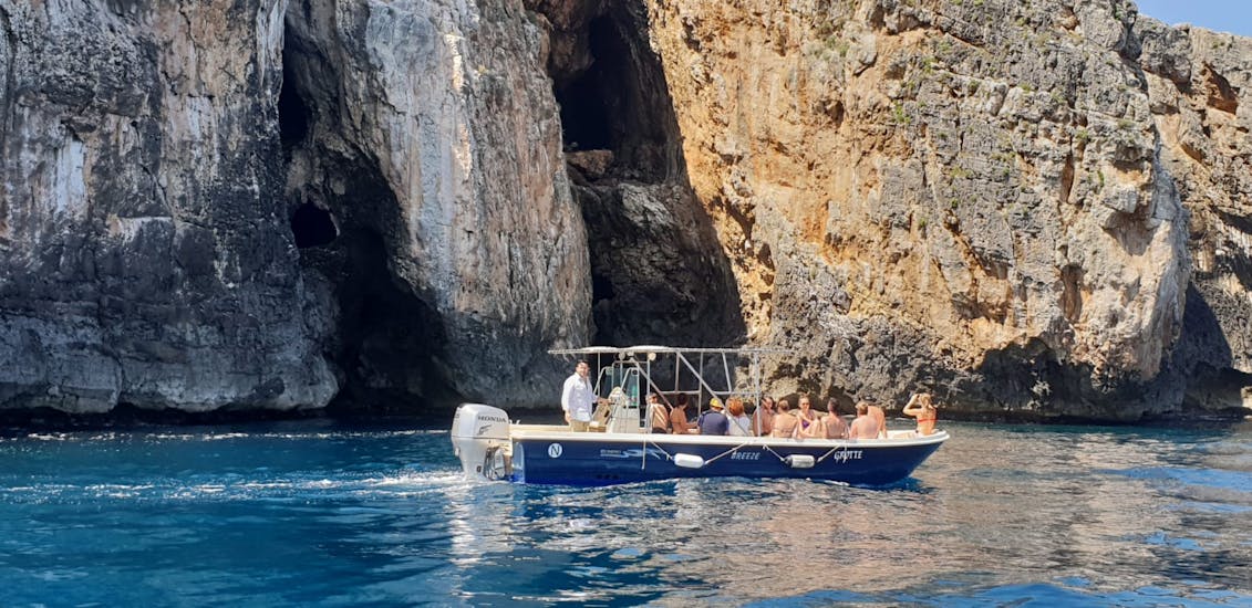 La nostra barca passa davanti alle grotte durante la gita in barca alle Grotte di Santa Maria di Leuca con pranzo.