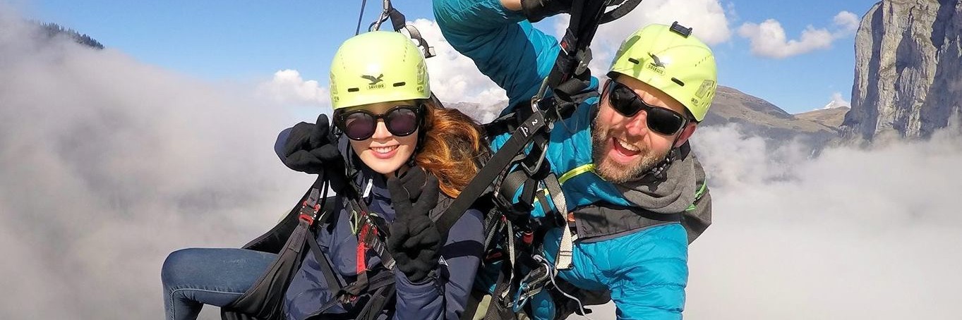 Une cliente et son pilote lors d'un vol en Parapente biplace à Interlaken depuis Schynige Platte au coucher du soleil avec AlpinAir Paragliding Interlaken.