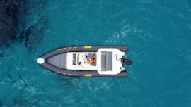Imagen de una embarcación semirrígida del servicio de alquiler de embarcaciones semirrígidas de East Coast Sardinia Excursion hasta 7 personas.