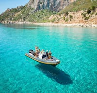 Le bateau que East Coast Sardinia Excursion propose pour sa Location de bateau semi-rigide à Arbatax (jusqu'à 6 participants) au milieu d'eaux turquoise.