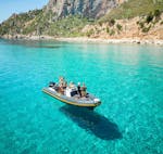 Le bateau que East Coast Sardinia Excursion propose pour sa Location de bateau semi-rigide à Arbatax (jusqu'à 6 participants) au milieu d'eaux turquoise.