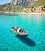Foto di un gommone del servizio noleggio gommoni di East Coast Sardinia Excursion fino a 6 persone.