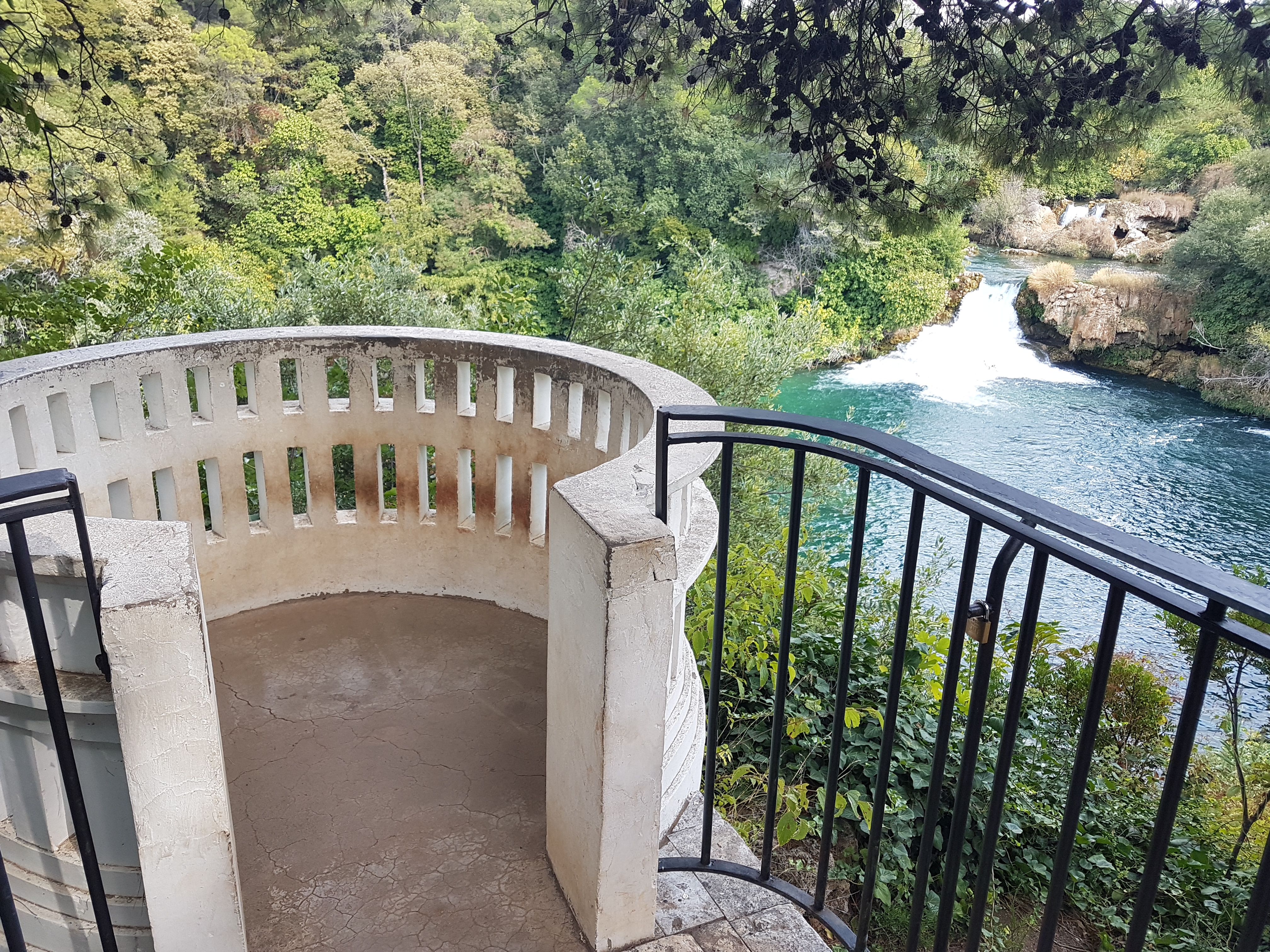 cascades du parc national de Krka vues d'un point de vue panoramique Un point de vue pittoresque en pierre surplombe les cascades turquoise du parc national de Krka lors d'une excursion en bateau au départ de Šibenik avec Avalon Yachting Šibenik.