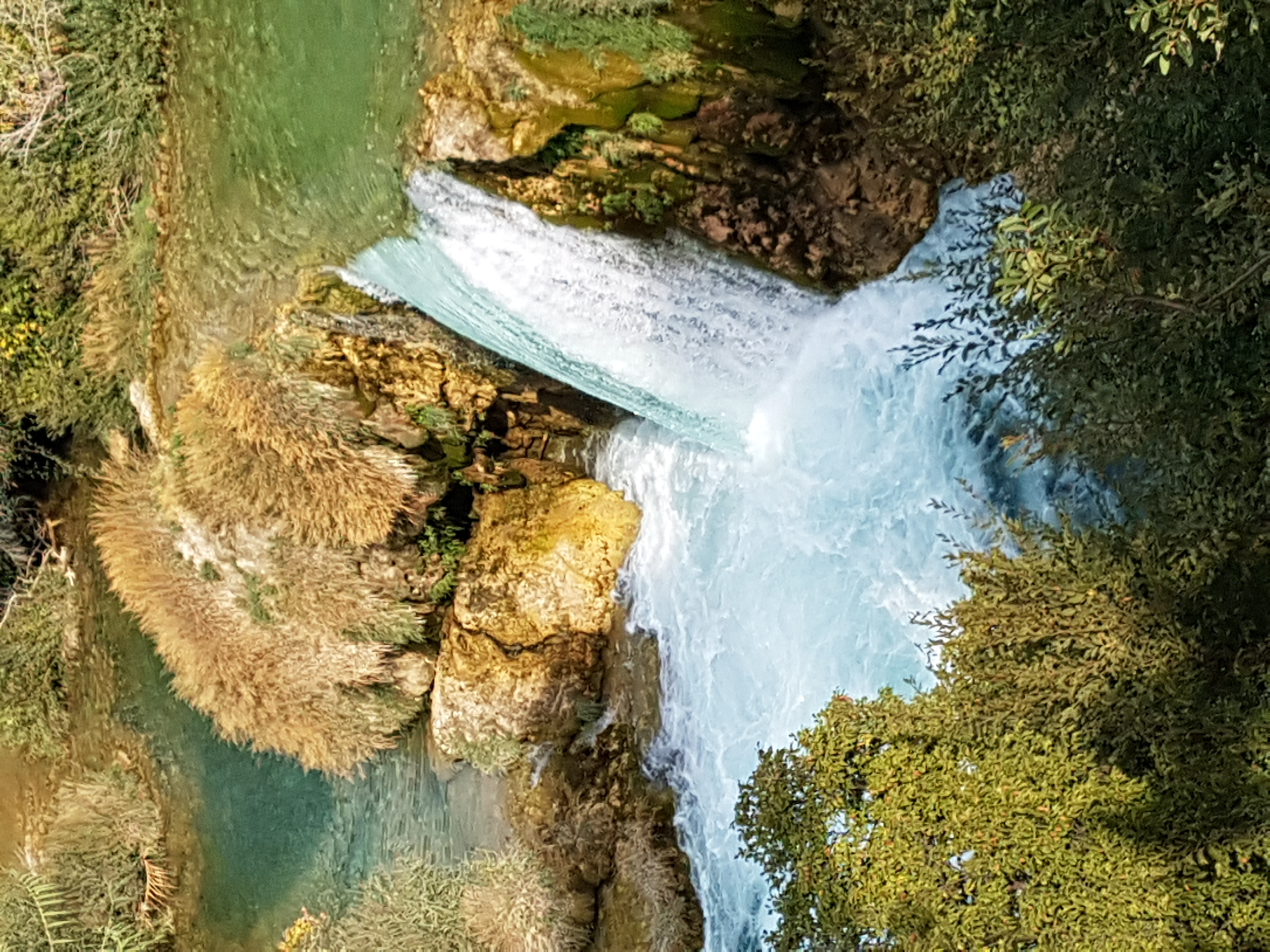 Een luchtfoto van een prachtige waterval, een hoogtepunt van de boottocht naar Nationaal Park Krka vanuit Šibenik, inclusief lunch en drankje aangeboden door Avalon Yachting Šibenik.