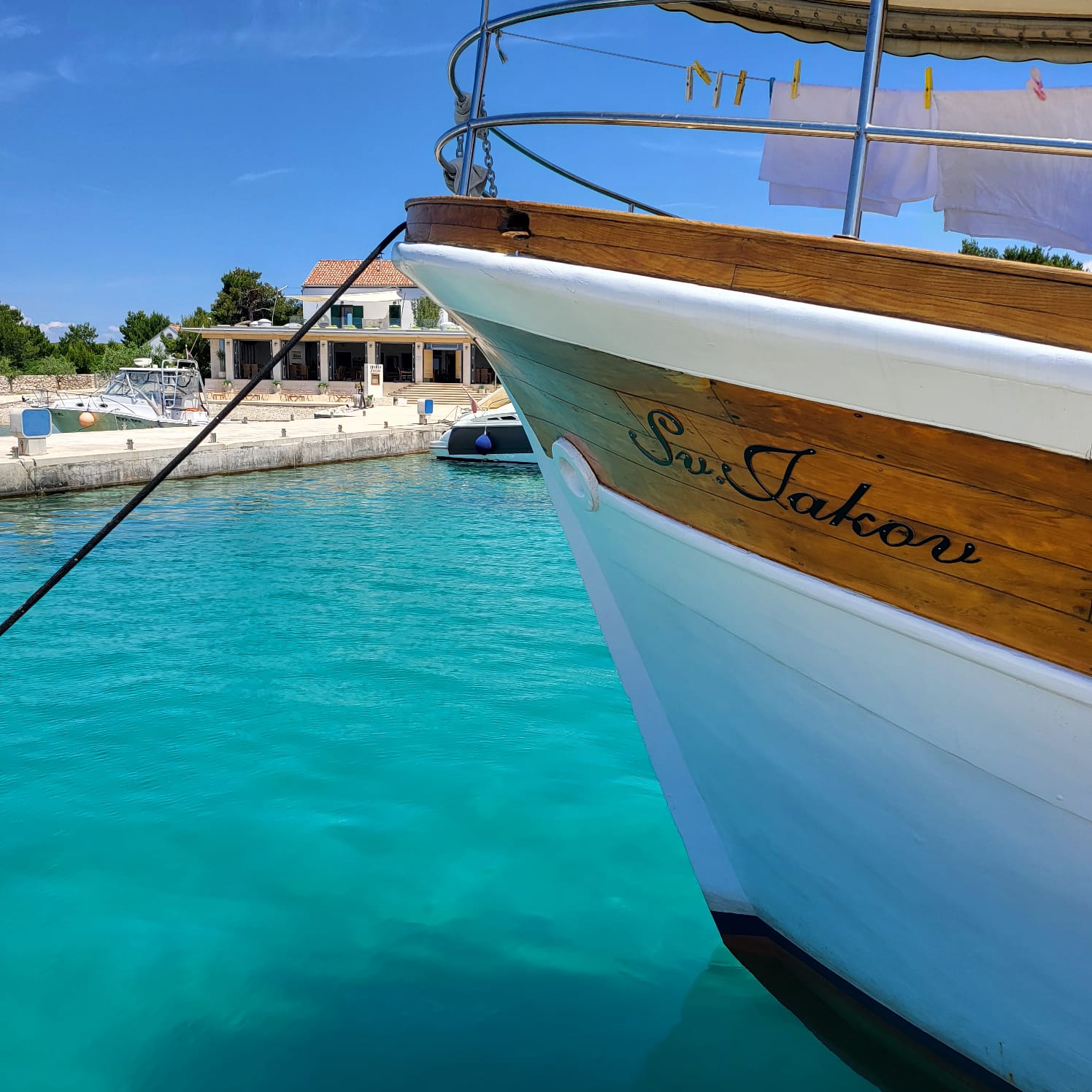 Aussicht auf die Wasserfälle, die bei der Bootstour zum Nationalpark Krka mit Avalon Yachting besichtigt werden können.