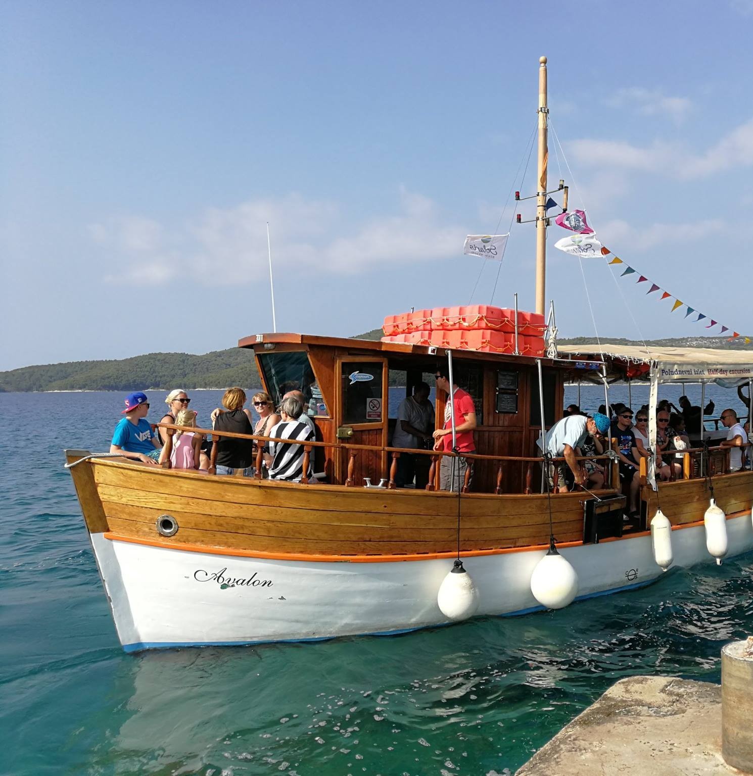 La barca Avalon, che viene utilizzata per la gita in barca al Parco Nazionale di Kornati da Sebenico e Solaris con Avalon Yachting, ancorata nel porto.
