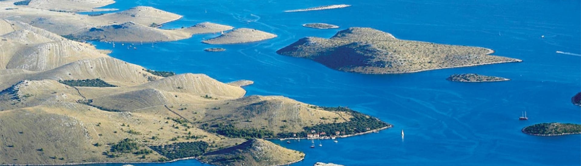 Foto der Inselgruppen im Nationalpark Kornati, die bei der Bootstour zum Nationalpark Kornati von Šibenik und Solaris mit Avalon Yachting besucht werden können.