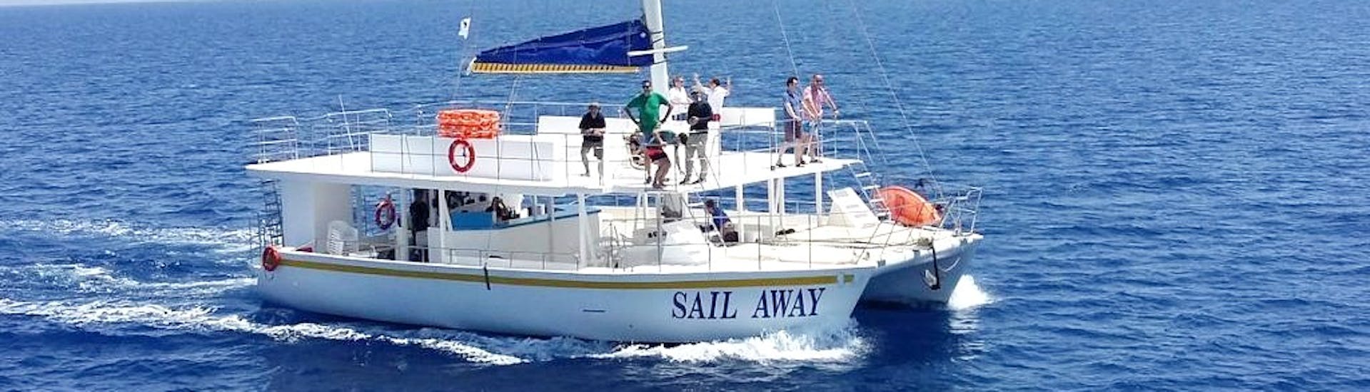 Foto van de Sail Away catamaran die door Relax-Cruises Limassol wordt gebruikt voor de boottochten.