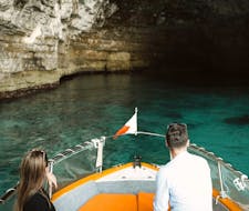 Una pareja navegando durante un viaje en barco privado desde Ċirkewwa a los mejores lugares de Malta con Outdoor Explorers.
