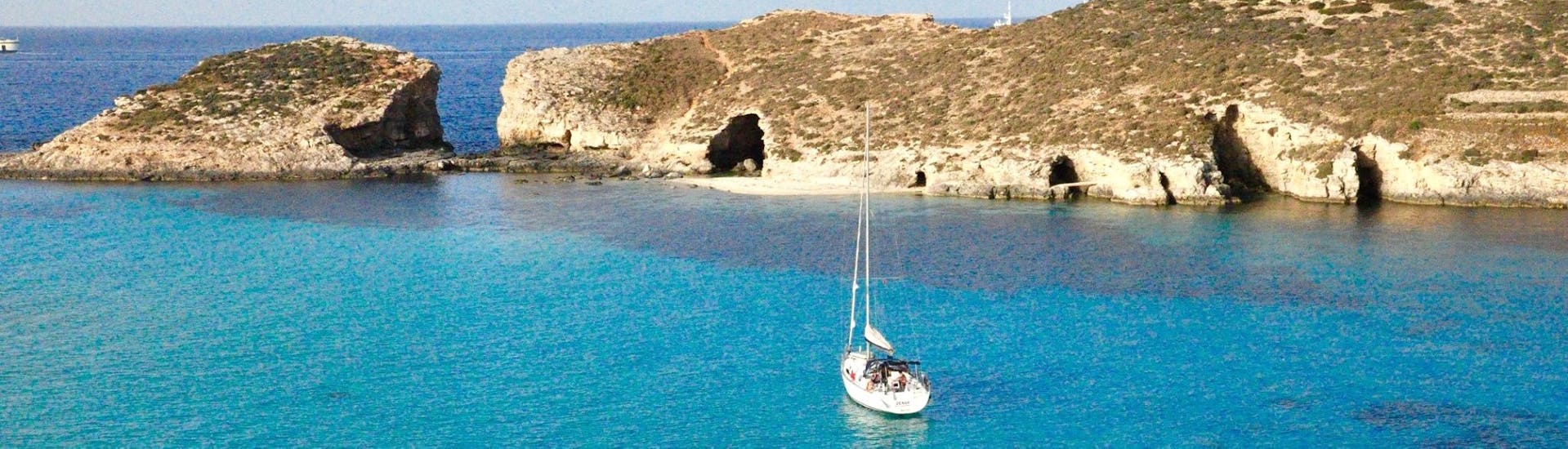 Foto della nostra imbarcazione durante un giro in gommone privato da Ċirkewwa ai migliori luoghi di Malta con Outdoor Explorers.