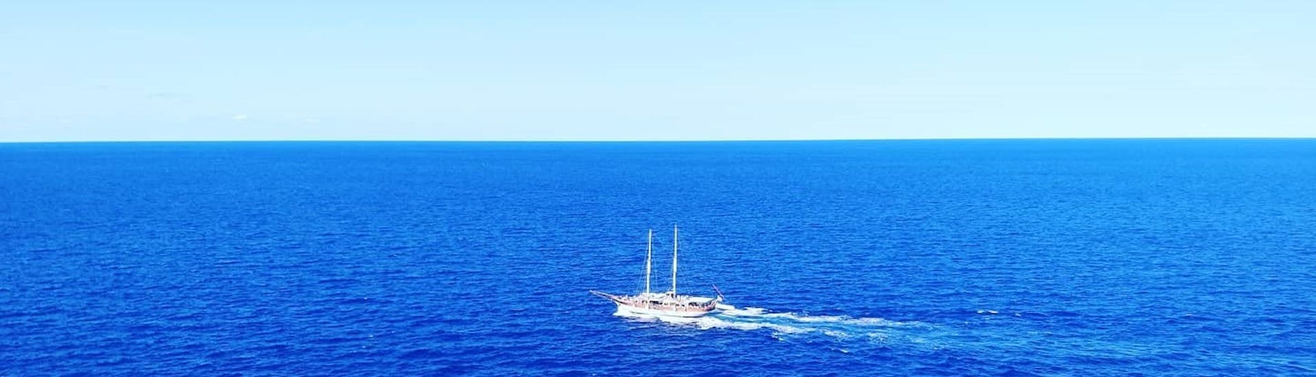 Nuestro barco navegando durante un viaje en barco privado a las islas Comino y Gozo con snorkel con Outdoor Explorers.