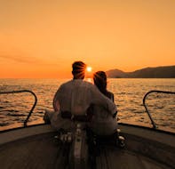 Un couple admirant le coucher de soleil lors d'une Balade privée en bateau à Comino & Gozo au coucher du soleil avec Outdoor Explorers.