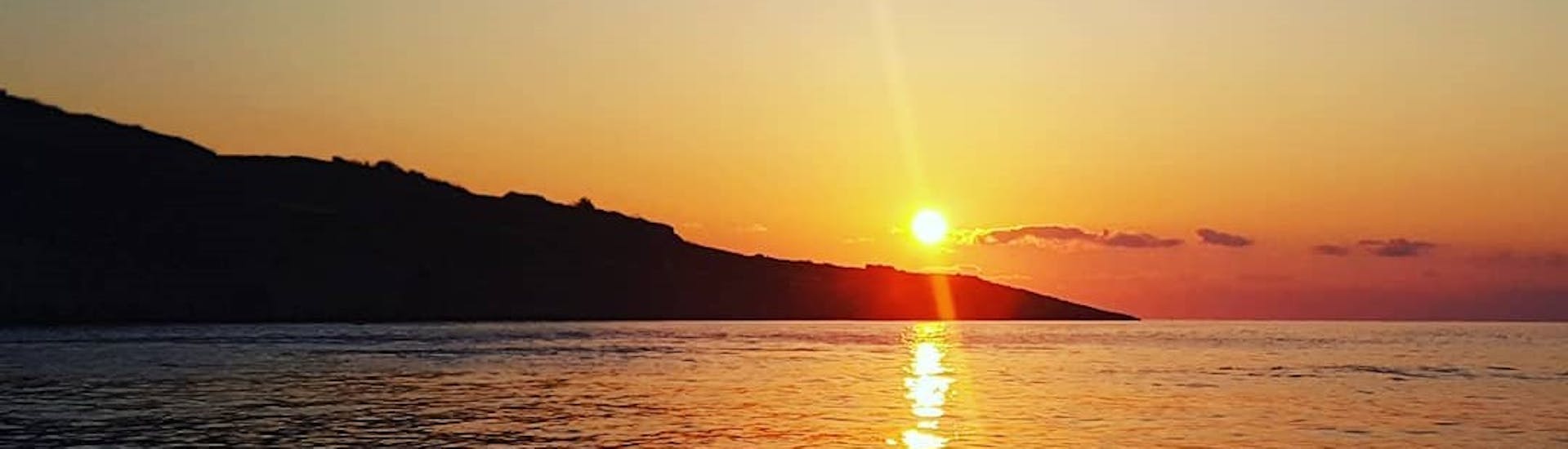 Der Blick auf den Sonnenuntergang im Mittelmeer während einer privaten Bootstour zu den Inseln Comino & Gozo bei Sonnenuntergang mit Outdoor Explorers.