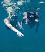 Twee mensen snorkelen tijdens de RIB-boottocht rond Caprera Island met snorkelen met Scuba Revolution Cannigione.